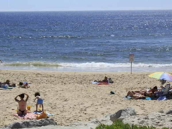 Int Bathers Enjoy Sunny Day Beach Costa Caparica Portugal June — Stock Photo, Image