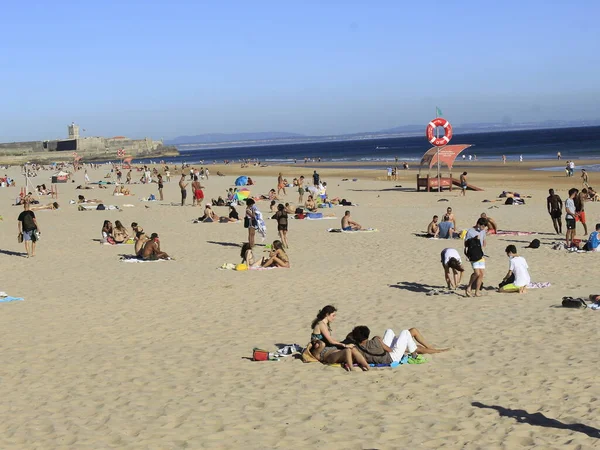 Portekiz Deki Carcavelos Plajında Güneşli Bir Günün Tadını Çıkarıyorlar Haziran — Stok fotoğraf