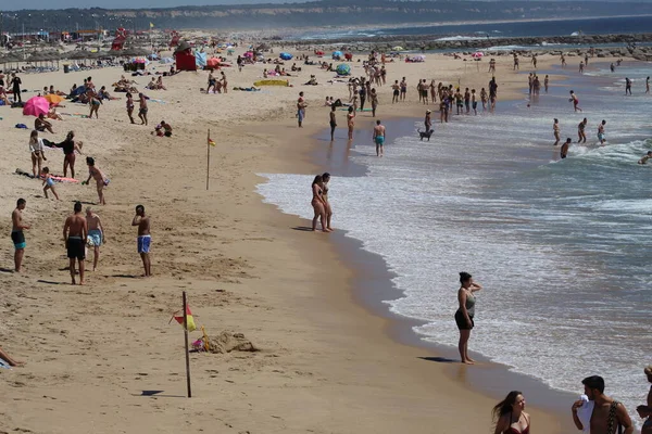 Int Fürdők Élvezik Napsütéses Napot Costa Caparica Strandján Portugáliában 2021 — Stock Fotó