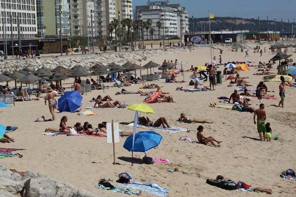 Int Fürdők Élvezik Napsütéses Napot Costa Caparica Strandján Portugáliában 2021 — Stock Fotó