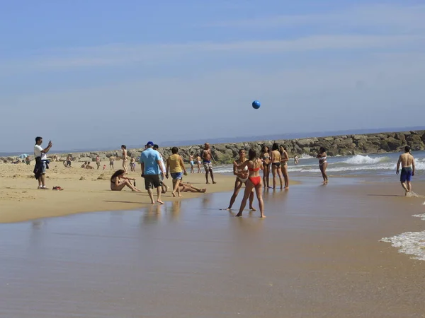 Int Banyo Yapanlar Portekiz Costa Caparica Sahilinde Güneşli Bir Günün — Stok fotoğraf