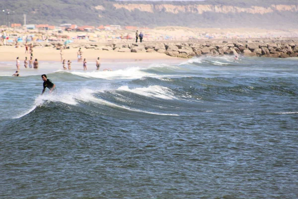 Int Surfistas Desfrutam Ondas Dia Favorável Para Praticar Desporto Praia — Fotografia de Stock