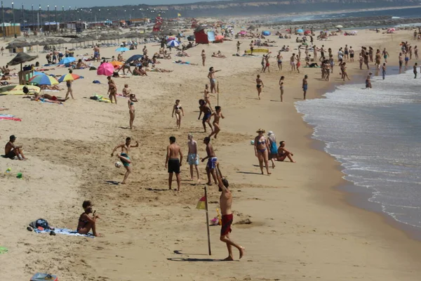 Int Fürdők Élvezik Napsütéses Napot Costa Caparica Strandján Portugáliában 2021 — Stock Fotó