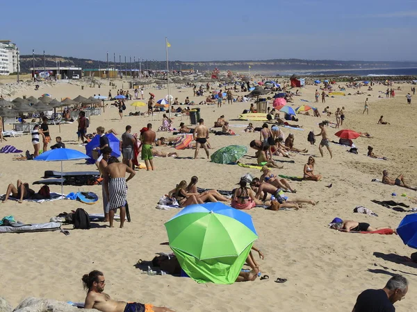 목욕하는 사람들은 포르투갈의 코스타 파리카 해변에서 즐긴다 2021 포르투갈 알마다 — 스톡 사진