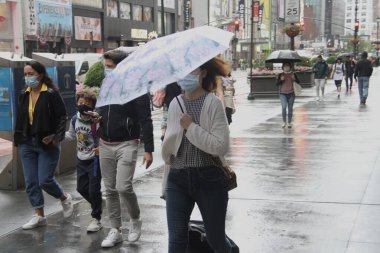 New York 'ta sabahın erken saatlerinde hafif yağmur yağar. 14 Haziran 2021, New York, ABD: New Yorklular Manhattan 'da sabahın erken saatlerinde yağmurla karşı karşıya kaldılar ve onları şemsiyelerini ve yağmur korumalarını kullanmaya zorladılar. Hava tahminine göre...