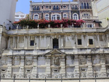 Lizbon 'daki Alfama bölgesinde turizm ve mimarlık. Lizbon 'un en eski turizm ve mimarilerinden biri olan Alfama ilçesinin turizm ve mimarisi, adı Arapça kökenli ve sokakları bir ortaçağ köyüne dayanıyor.. 