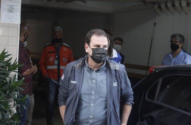 Rio de Janeiro Belediye Başkanı Muzema 'da bir dairenin yıkılmasını emretti. 14 Haziran 2021, Rio de Janeiro, Brezilya: Rio de Janeiro 'daki üç Muzena binasının bazı sakinleri, duydukları bir gürültü nedeniyle evlerini aceleyle terk etmek zorunda kaldılar.