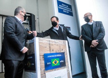800,000 Coronavac aşısının Sao Paulo Valisi tarafından teslim edilmesi. 11 Haziran 2021, Sao Paulo, Brezilya: Sao Paulo Valisi, Joao Doria, Jean Gorinchteyn, Sao Paulo Sağlık Bakanı, Dimas Covas, Butantan Enstitüsü Müdürü,