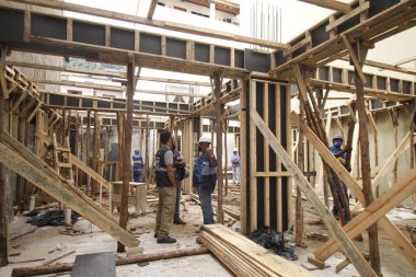 Rio Belediyesi, Muzema, Rio de Janeiro 'daki ev inşaatında kullanılacak olan çalıntı hat raylarını ele geçirdi. 14 Haziran 2021, Rio de Janeiro, Brezilya: Rio de Janeiro Belediyesi ajanları düzensiz inşaatlarda kullanılmak üzere çalınan hat rayları buldular.