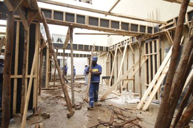 Rio Belediyesi, Muzema, Rio de Janeiro 'daki ev inşaatında kullanılacak olan çalıntı hat raylarını ele geçirdi. 14 Haziran 2021, Rio de Janeiro, Brezilya: Rio de Janeiro Belediyesi ajanları düzensiz inşaatlarda kullanılmak üzere çalınan hat rayları buldular.