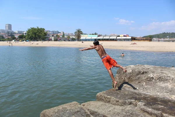 목욕하는 사람들은 오이라 라스에 해변의 날씨가 좋습니다 2021 포르투갈 바더스는 — 스톡 사진
