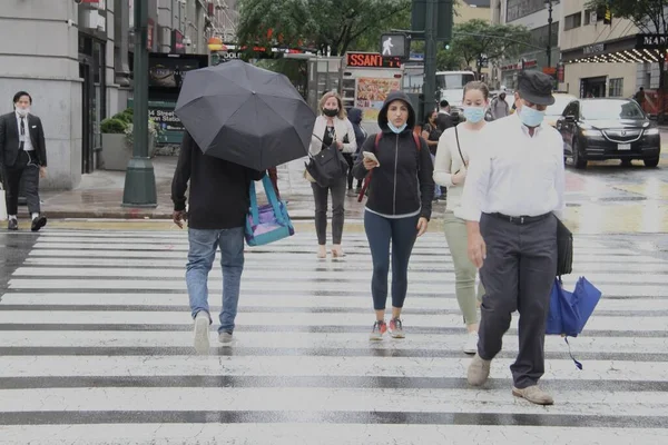 New York 'ta sabahın erken saatlerinde hafif yağmur yağar. 14 Haziran 2021, New York, ABD: New Yorklular Manhattan 'da sabahın erken saatlerinde yağmurla karşı karşıya kaldılar ve onları şemsiyelerini ve yağmur korumalarını kullanmaya zorladılar. Hava tahminine göre...