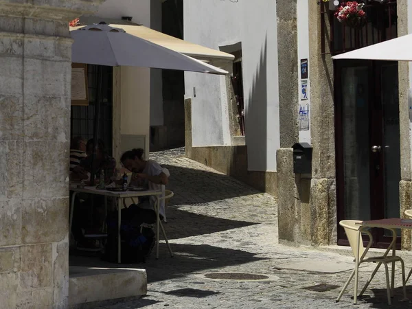 Lizbon 'daki Alfama bölgesinde turizm ve mimarlık. Lizbon 'un en eski turizm ve mimarilerinden biri olan Alfama ilçesinin turizm ve mimarisi, adı Arapça kökenli ve sokakları bir ortaçağ köyüne dayanıyor.. 
