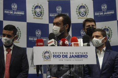 Cedae Müzayede sonuçlarının sunumu. 16 Haziran 2021 Rio de Janeiro, Brezilya: Rio de Janeiro Valisi, Claudio Castro, ve şehrin belediye başkanı Eduardo Paes, 29 belediye başkanıyla yaptıkları görüşmede 