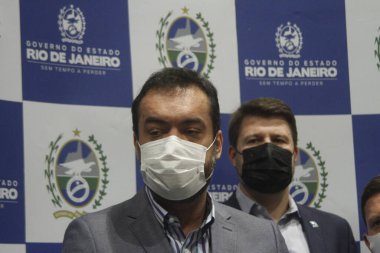 Cedae Müzayede sonuçlarının sunumu. 16 Haziran 2021 Rio de Janeiro, Brezilya: Rio de Janeiro Valisi, Claudio Castro, ve şehrin belediye başkanı Eduardo Paes, 29 belediye başkanıyla yaptıkları görüşmede 