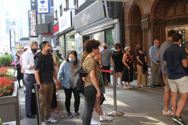 Stephen Colbert 'in Gece Şovu' nun dönüşü. 15 Haziran 2021, New York, ABD: 400 günden fazla süren Stephen Colbert 'in Late Show' undan sonra, insanların Broadway 'deki 53 ile 54 cadde arasındaki gösteriye katılmalarına izin verildi.