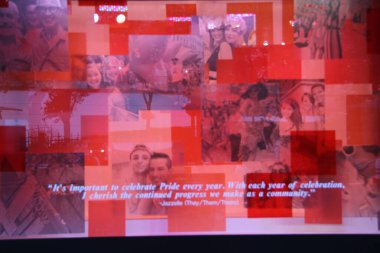 Gurur Ayı 'nı kutlamak için Macys Övgüsü. 15 Haziran 2021, New York, ABD: New York 'ta Gurur Ayı' na girerken, Macys 27. Pazar günü yapılacak Onur Yürüyüşü 'nün öncesinde tüm övgülerini sunanlar grubuna katıldı.