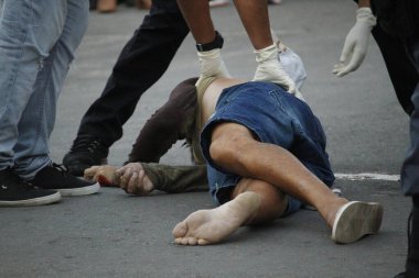 Manaus 'ta şiddet: Bir adam 12 kurşunla öldürüldü. 15 Haziran 2021, Manaus, Brezilya: 15 Haziran Salı günü Zumbi dos Palmare 2 Mahallesi, Manaus Mahallesi, Santo Estevao Caddesi 'nde bir adam güpegündüz 12 kurşunla idam edildi.)