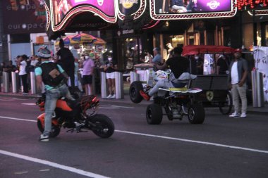 Kalabalık Times Meydanı COVID-19 'un ortasında. 15 Haziran 2021 'de, New York, ABD: Times Meydanı çoğunlukla sosyal uzaklık ve maske kullanımı olmayan bir sürü insanla dolup taşıyor. İnsanlar eğlenirken görülüyor.