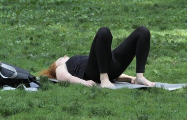  Central Park 'ta hareket var. 15 Haziran 2021, New York, ABD: Central Park 'ta çok sıcak bir havada insanların hareket etmesi dinlenen, bronzlaşan ve dondurma yiyen insanlar tarafından istismar edildi