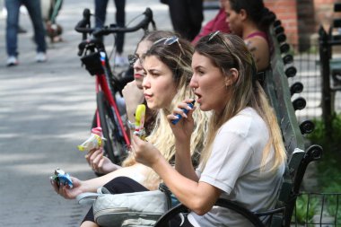  Central Park 'ta hareket var. 15 Haziran 2021, New York, ABD: Central Park 'ta çok sıcak bir havada insanların hareket etmesi dinlenen, bronzlaşan ve dondurma yiyen insanlar tarafından istismar edildi