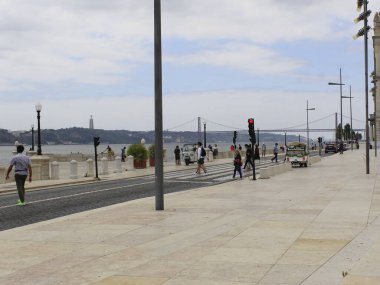 Portekiz 'de turizm. 16 Haziran 2021, Lizbon, Portekiz. Turistler 16 Çarşamba günü Portekiz 'in başkenti Lizbon' daki Comercio Meydanı önündeki Tejo Nehri 'nin keyfini çıkarıyorlar.). 
