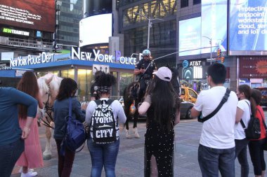 Kalabalık Times Meydanı COVID-19 'un ortasında. 15 Haziran 2021 'de, New York, ABD: Times Meydanı çoğunlukla sosyal uzaklık ve maske kullanımı olmayan bir sürü insanla dolup taşıyor. İnsanlar eğlenirken görülüyor.