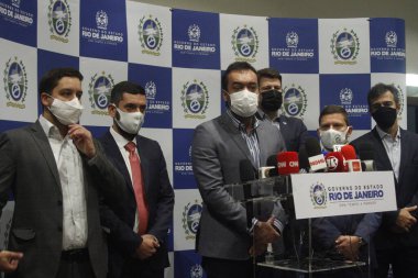 Cedae Müzayede sonuçlarının sunumu. 16 Haziran 2021 Rio de Janeiro, Brezilya: Rio de Janeiro Valisi, Claudio Castro, ve şehrin belediye başkanı Eduardo Paes, 29 belediye başkanıyla yaptıkları görüşmede 