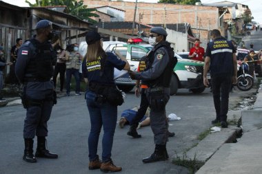 Manaus 'ta şiddet: Bir adam 12 kurşunla öldürüldü. 15 Haziran 2021, Manaus, Brezilya: 15 Haziran Salı günü Zumbi dos Palmare 2 Mahallesi, Manaus Mahallesi, Santo Estevao Caddesi 'nde bir adam güpegündüz 12 kurşunla idam edildi.)