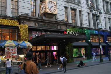 Gurur Ayı 'nı kutlamak için Macys Övgüsü. 15 Haziran 2021, New York, ABD: New York 'ta Gurur Ayı' na girerken, Macys 27. Pazar günü yapılacak Onur Yürüyüşü 'nün öncesinde tüm övgülerini sunanlar grubuna katıldı.