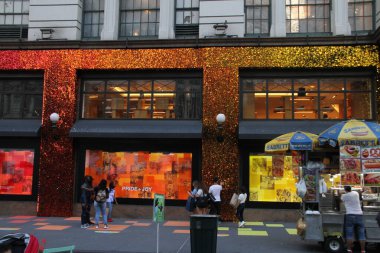 Gurur Ayı 'nı kutlamak için Macys Övgüsü. 15 Haziran 2021, New York, ABD: New York 'ta Gurur Ayı' na girerken, Macys 27. Pazar günü yapılacak Onur Yürüyüşü 'nün öncesinde tüm övgülerini sunanlar grubuna katıldı.