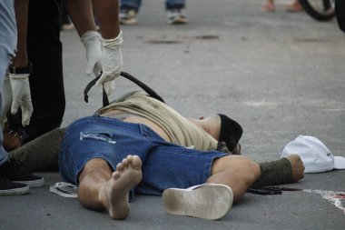 Manaus 'ta şiddet: Bir adam 12 kurşunla öldürüldü. 15 Haziran 2021, Manaus, Brezilya: 15 Haziran Salı günü Zumbi dos Palmare 2 Mahallesi, Manaus Mahallesi, Santo Estevao Caddesi 'nde bir adam güpegündüz 12 kurşunla idam edildi.)