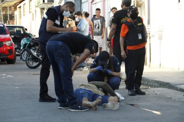 Manaus 'ta şiddet: Bir adam 12 kurşunla öldürüldü. 15 Haziran 2021, Manaus, Brezilya: 15 Haziran Salı günü Zumbi dos Palmare 2 Mahallesi, Manaus Mahallesi, Santo Estevao Caddesi 'nde bir adam güpegündüz 12 kurşunla idam edildi.)
