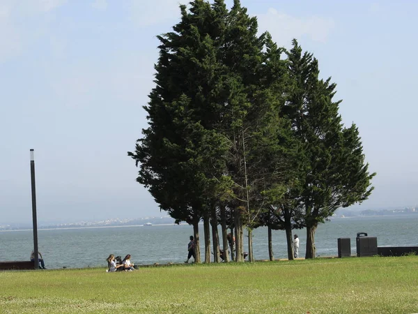 Junho 2021 Lisboa Portugal Turistas Desfrutam Dia Ensolarado Temperatura Agradável — Fotografia de Stock