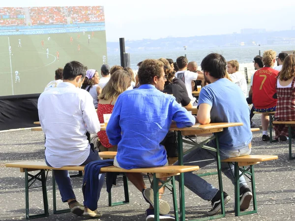 Fãs Seguem Jogo Entre Portugal Hungria Para Euro Cup Telas — Fotografia de Stock