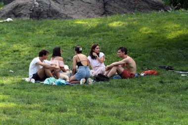 Babalar Günü Central Park 'ta kutlandı. 20 Haziran 2021, New York, ABD: New Yorklular Central Park 'ta Babalar Günü' nü paten kayarak, dans ederek, piknik yaparak ve COVID-19 'un ortasında parti yaparak kutladılar.