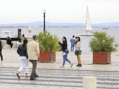 Lizbon toplu taşımacılığının bir parçası olan Transtejo Fluvial hattında turistlerin taşınması ve Tejo Nehri 'nden ayrılan diğer turist teknelerinin yanı sıra
