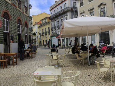 Körfez kıyısındaki Baixa Chiado bölgesinde kentin iki ana tepesi arasında yer alan hareketlilik, başkentin mali ve ticari merkezidir. Lizbon, Portekiz