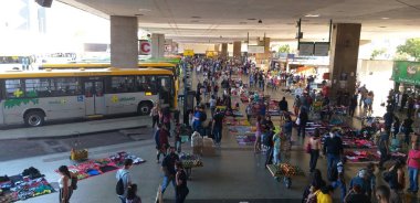 Brasilia 'nın merkez metro istasyonunda yolcu hareketi. 18 Haziran 2021, Brasilia, Federal Bölge, Brezilya: 18 Cuma günü Brasilia Merkez Metro İstasyonu 'nda yolcu hareketi).