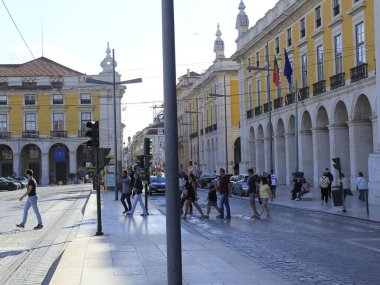 Lizbon 'daki Comercio Meydanı' nda insan hareketleri. 21 Haziran 2021, Lizbon, Portekiz: Comercio Meydanı 'nda, 21 Haziran Pazartesi günü Coronavirus salgınının ortasında, en önemlilerden biri olan insanların hareketi (Covid-19). 
