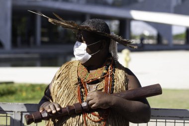 Pataxos Kızılderilileri Brasilia 'daki Planalto Sarayı' nın önünde protesto yapıyor. 17 Haziran. 2021, Brasilia, Federal Bölge, Brezilya: Pataxo Kızılderilileri madencileri, toprakları sınırlandırmayı ve Planalto Pala önünde Bolsopnaro hükümetini protesto ettiler