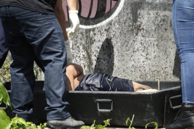 Bir adam Manaus 'ta bir buzdolabının içinde ölü bulundu. 17 Haziran 2021, Manaus, Brezilya uyuşturucu kaçakçılığı savaşıyla ilgili şiddet dalgası Manaus, Amazonas 'ta kurbanlarını almaya devam ediyor. Yüzünde birkaç bıçak yarası olan bir adam ölü bulundu.