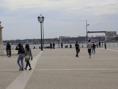 Lizbon toplu taşımacılığının bir parçası olan Transtejo Fluvial hattında turistlerin taşınması ve Tejo Nehri 'nden ayrılan diğer turist teknelerinin yanı sıra