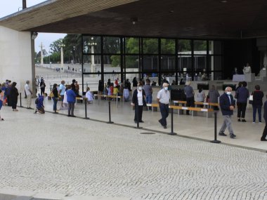 Portekiz 'deki Fatima Tapınağı' na sadakat dolu bir ziyaret. 17 Haziran 2021, Ourem, Portekiz: Yağmura rağmen, çeşitli uluslardan inananlar Tejo 'nun ortasındaki Ourem şehrinde yer alan Fatima Sığınağı' na katıldılar.