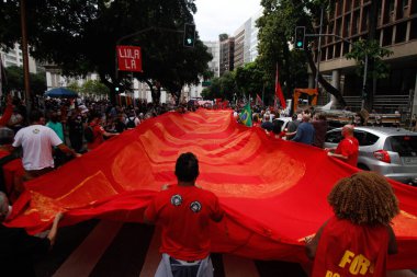 (Rio de Janeiro 'daki Bolsonaro hükümetine karşı protesto. 19 Haziran 2021, Rio de Janeiro, Brezilya: Solcu hareketlerle bağlantılı protestocular Başkan Jair Bolsonaro 'nun Başkan Vargas Bulvarı boyunca seyahat ederek ayrılmasını protesto ediyorlar