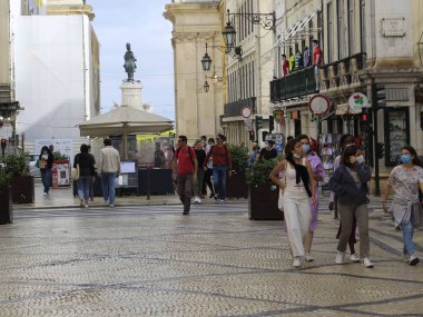 Körfez kıyısındaki Baixa Chiado bölgesinde kentin iki ana tepesi arasında yer alan hareketlilik, başkentin mali ve ticari merkezidir. Lizbon, Portekiz