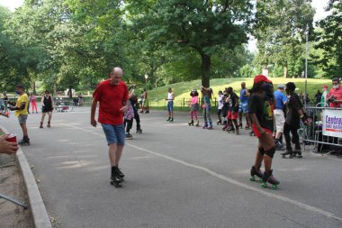 Babalar Günü Central Park 'ta kutlandı. 20 Haziran 2021, New York, ABD: New Yorklular Central Park 'ta Babalar Günü' nü paten kayarak, dans ederek, piknik yaparak ve COVID-19 'un ortasında parti yaparak kutladılar.