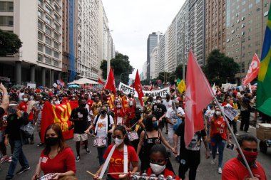 (Rio de Janeiro 'daki Bolsonaro hükümetine karşı protesto. 19 Haziran 2021, Rio de Janeiro, Brezilya: Solcu hareketlerle bağlantılı protestocular Başkan Jair Bolsonaro 'nun Başkan Vargas Bulvarı boyunca seyahat ederek ayrılmasını protesto ediyorlar