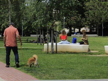 Lizbon 'daki Arco do Cego mahallesinde hareketlilik. 20 Haziran 2021, Lizbon, Portekiz: Arco do Cego Mahallesi 'nde güzel Jorge Luis Borges bahçesi ve Saldanha metro istasyonu yakınlarındaki geniş ağaçlık sokaklarıyla hareketlilik