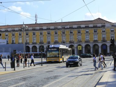 Lizbon 'daki Comercio Meydanı' nda insan hareketleri. 21 Haziran 2021, Lizbon, Portekiz: Comercio Meydanı 'nda, 21 Haziran Pazartesi günü Coronavirus salgınının ortasında, en önemlilerden biri olan insanların hareketi (Covid-19). 